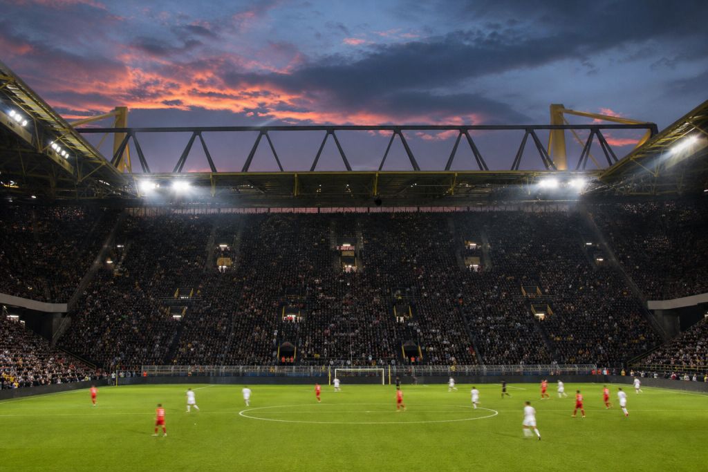 Telt ház egy Bundesliga-mérkőzésen alkonyatkor – illusztráció