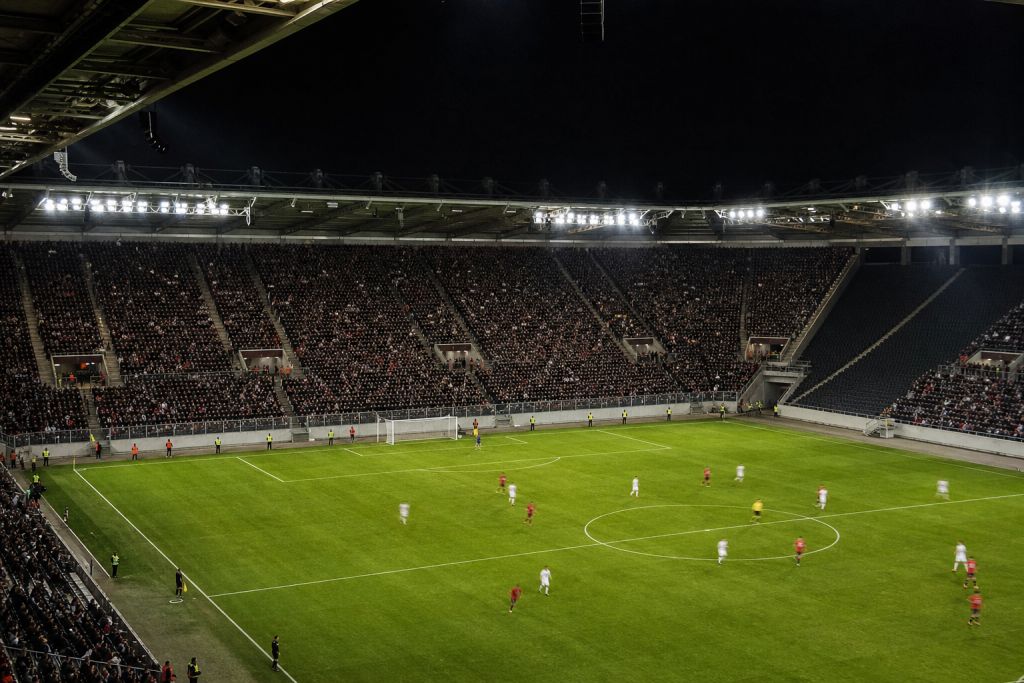 Bajnokok Ligája-este egy német stadionban, részben lezárt lelátóval – illusztráció