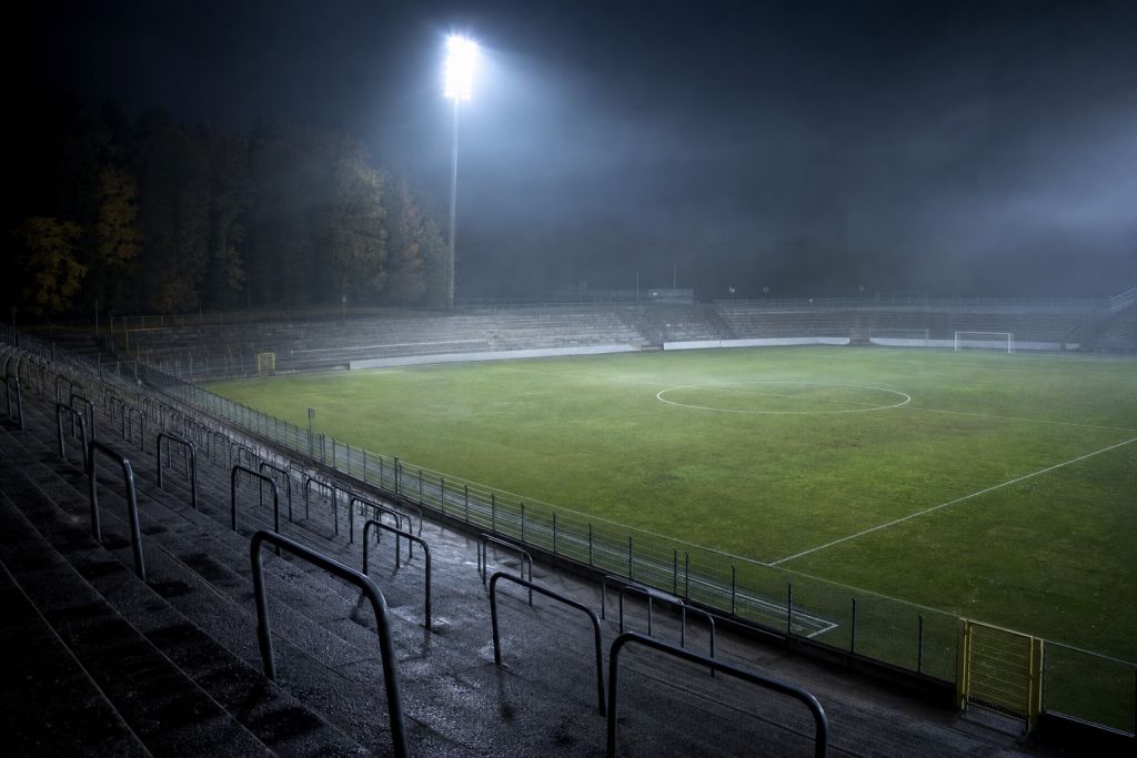 Üres német stadion egy esti bajnoki után – illusztráció
